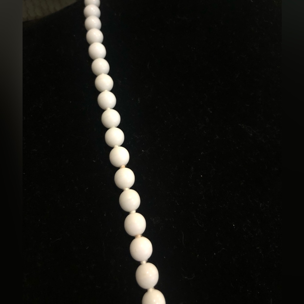 Rare Milk Glass Beads Classic Vintage jewellery knotted Necklace strand - Picture 8 of 14